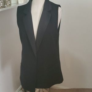 Ladies sleeveless tuxedo trim jacket